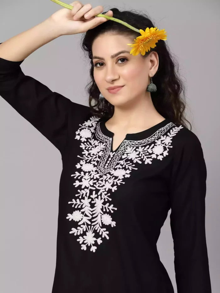 black-offwhite-aari-short6-700x933-1.webp